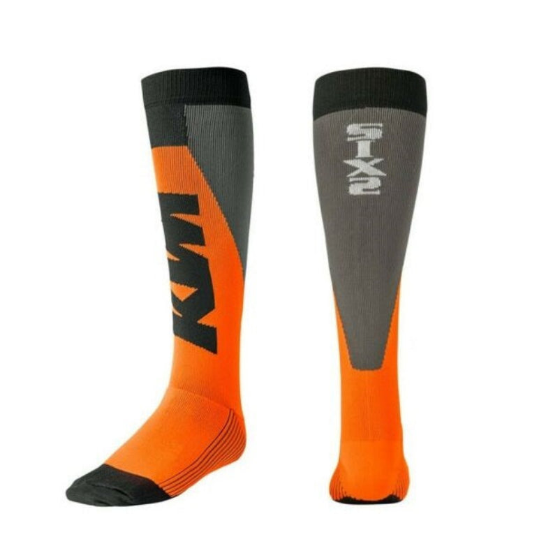 Introduciendo los Calcetines KTM Off Road: la opción definitiva para tus aventuras todoterreno. Estos calcetines han sido especialmente diseñados para ofrecerte un rendimiento excepcional en entornos todoterreno, con el máximo confort y durabilidad.