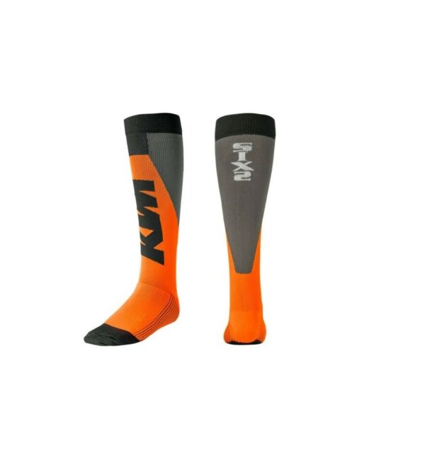 Introduciendo los Calcetines KTM Off Road: la opción definitiva para tus aventuras todoterreno. Estos calcetines han sido especialmente diseñados para ofrecerte un rendimiento excepcional en entornos todoterreno, con el máximo confort y durabilidad.
