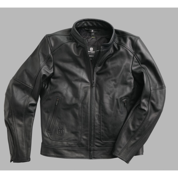 Descubre la chaqueta Progress: auténtica y resistente, diseñada para motociclistas Husqvarna que buscan estilo y protección en cada viaje.