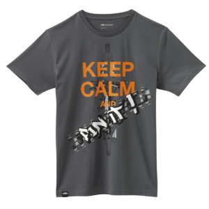 Camiseta Todos-in: ¡Calma y Victoria en una prenda! Calidad de jersey de punto plano con el icónico logo KTM. 100% algodón para triunfar con estilo.