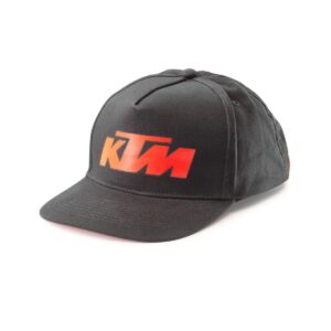 Presentamos el gorro negro KTM para niño, una pieza de moda y funcionalidad diseñada especialmente para los pequeños entusiastas del motociclismo. Este gorro está confeccionado con materiales de alta calidad, siendo 100% algodón para asegurar la máxima comodidad y transpirabilidad durante su uso. El diseño del gorro destaca por su elegante color negro que se complementa a la perfección con el distintivo estampado KTM en color naranjo, lo que le confiere un estilo moderno y lleno de energía. El logotipo de KTM resalta en el frente del gorro, haciendo alarde del espíritu aventurero y la pasión por las motos que caracteriza a la marca. Además de su atractiva apariencia, el gorro negro KTM para niño proporciona una protección adicional contra los elementos, manteniendo la cabeza resguardada del sol y el viento durante sus actividades al aire libre. Su ajuste perfecto garantiza que permanecerá en su lugar, brindando total confort incluso en los momentos más activos y dinámicos. Ya sea en la pista de motocross o simplemente como complemento de moda para el día a día, este gorro KTM es el accesorio ideal para que los pequeños motociclistas muestren su amor por la marca y se sientan parte de la emocionante comunidad KTM. ¡Prepárate para que tu hijo luzca con estilo y pasión por las motos con el gorro negro KTM! SKU: 3PW220009100