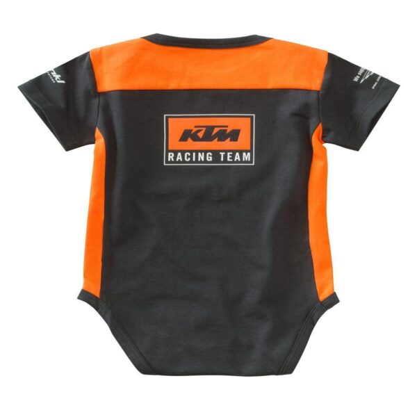 El body para bebé de la línea KTM PLAYGROUND Young Racer es una prenda adorable y llena de estilo diseñada para los pequeños entusiastas de las carreras. Con su combinación de colores naranja y negro distintivos, este body cautiva la atención y refleja el espíritu audaz y aventurero de la reconocida marca KTM.