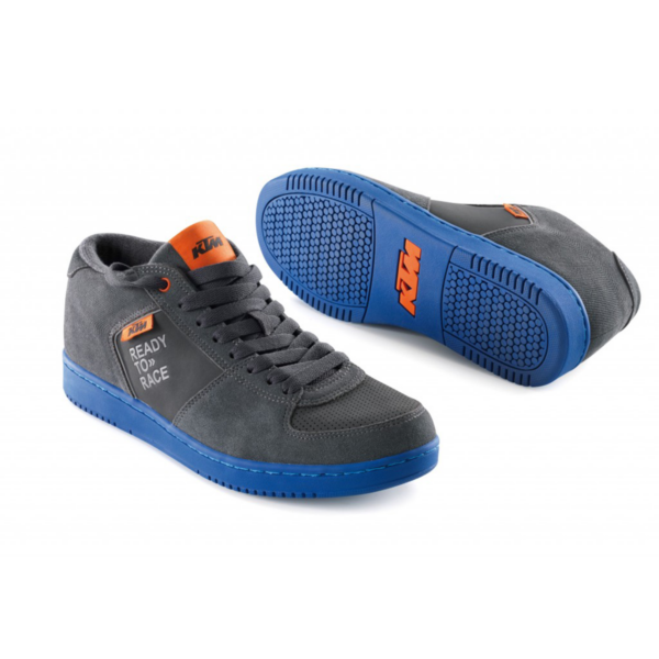 Las Zapatillas KTM Urban te ofrecen comodidad y estilo con su distintiva suela azul, perfectas para tu vida cotidiana. ¡Perfecta para el día a día!